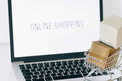 Darmowe zdjęcie z galerii z e-commerce, ekran laptopa, elektroniki użytkowej - Fot. Nataliya Vaitkevich