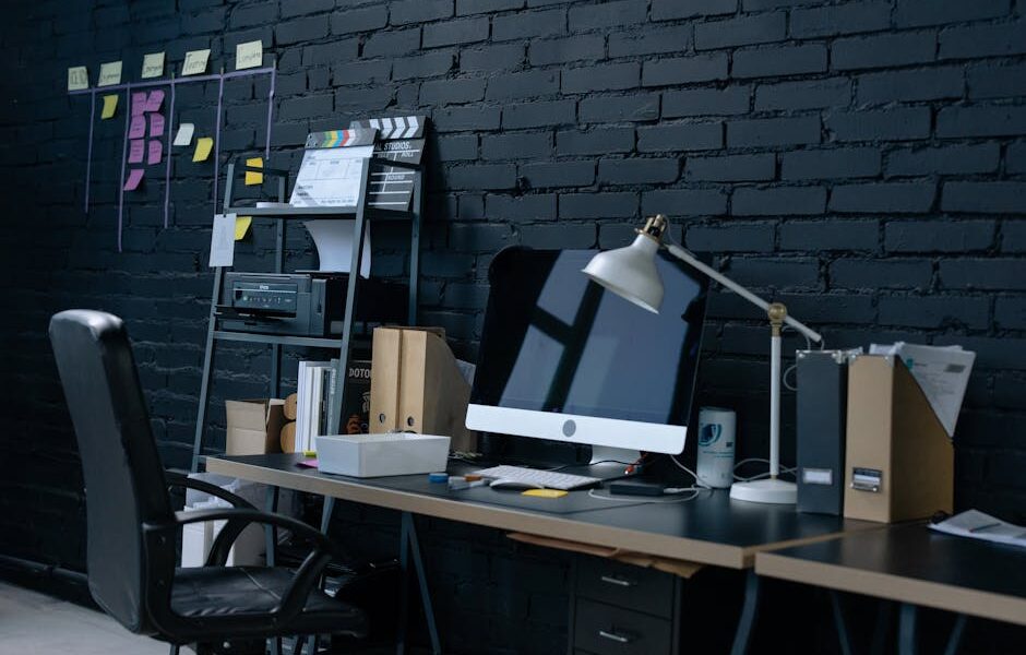 Darmowe zdjęcie z galerii z biuro domowe, ceglana ściana, cyfrowa przestrzeń robocza - Fot. cottonbro studio