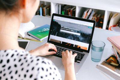 Darmowe zdjęcie z galerii z biurko, biuro domowe, ciasny strzał - Fot. Anna Shvets