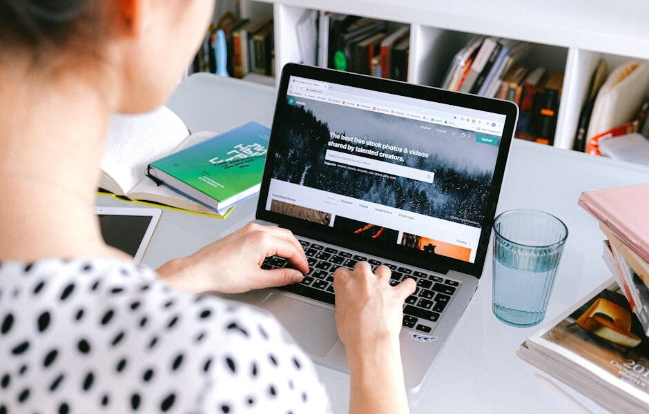 Darmowe zdjęcie z galerii z biurko, biuro domowe, ciasny strzał - Fot. Anna Shvets