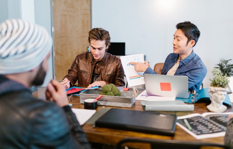 Darmowe zdjęcie z galerii z azjata, biuro, burza mózgów - Fot. RDNE Stock project