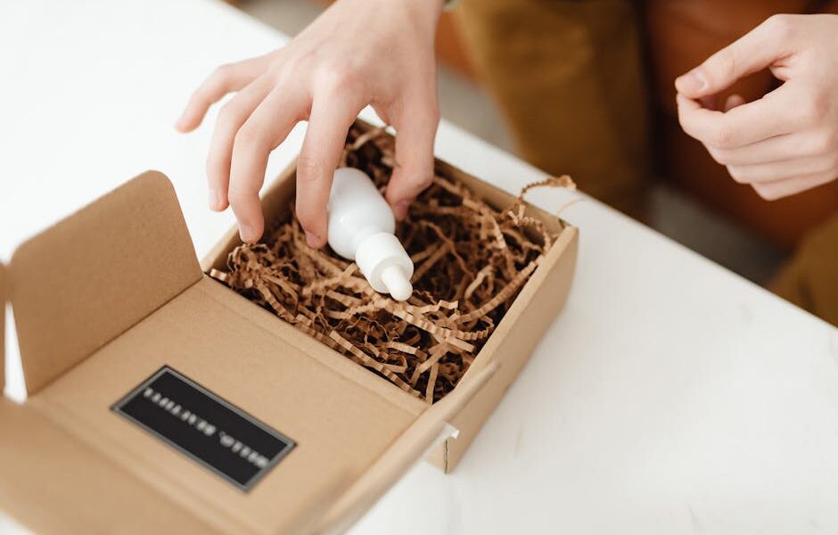 Darmowe zdjęcie z galerii z biała butelka, biały stół, brązowy karton - Fot. www.kaboompics.com