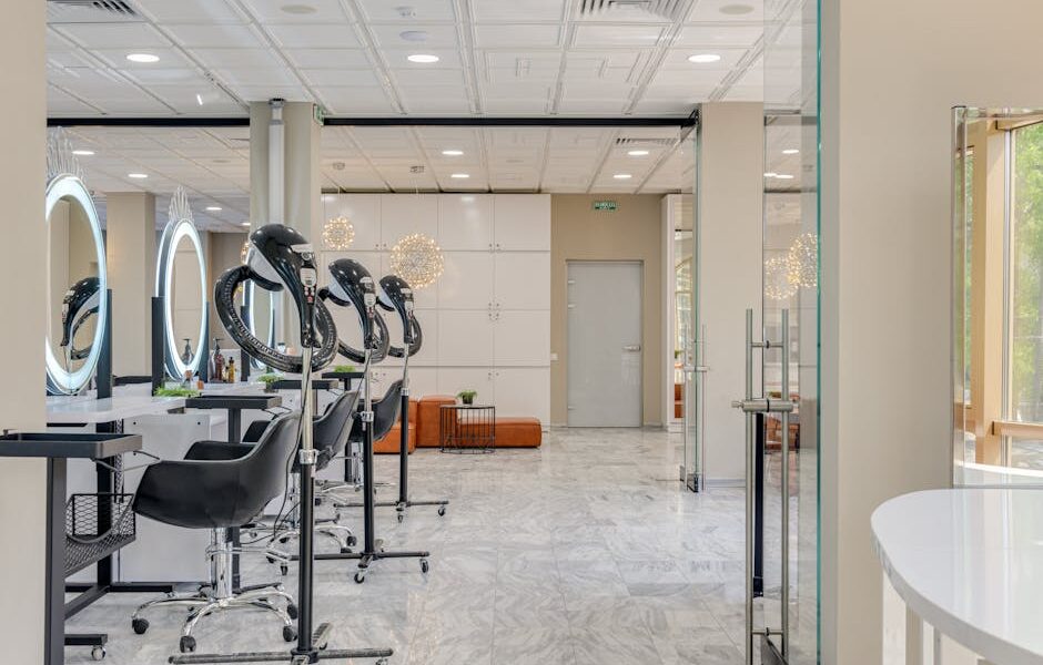 Darmowe zdjęcie z galerii z architektura wnętrz, biały wystrój, biznes - Fot. Max Vakhtbovych