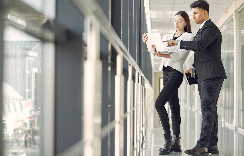 Darmowe zdjęcie z galerii z biały kołnierzyk, biuro, biznes - Fot. Gustavo Fring