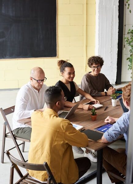 Zdjęcie Ludzi Opartych Na Drewnianym Stole - Fot. fauxels