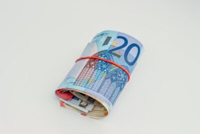 Banknoty Na Białej Powierzchni - Fot. Dom J