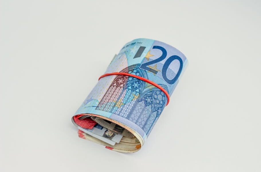 Banknoty Na Białej Powierzchni - Fot. Dom J