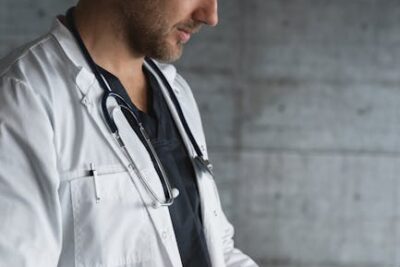 Darmowe zdjęcie z galerii z biały płaszcz, chirurg, choroba - Fot. Tima Miroshnichenko