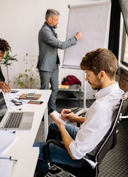 Darmowe zdjęcie z galerii z biuro, biznes, brodaty - Fot. Yan Krukau