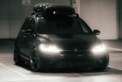 Darmowe zdjęcie z galerii z auto, beton, box dachowy - Fot. Luke Miller