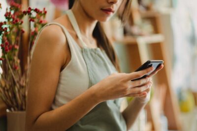 Uprawa Kobiety Z Smartphone W Sklepie - Fot. Amina Filkins