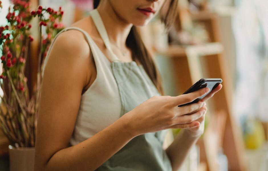 Uprawa Kobiety Z Smartphone W Sklepie - Fot. Amina Filkins