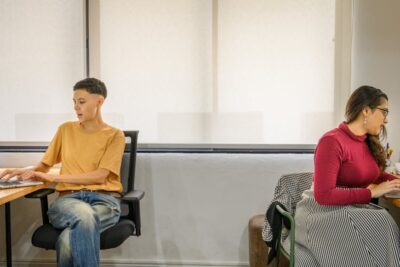 Darmowe zdjęcie z galerii z #wnętrz, biurko, biuro - Fot. Ketut Subiyanto