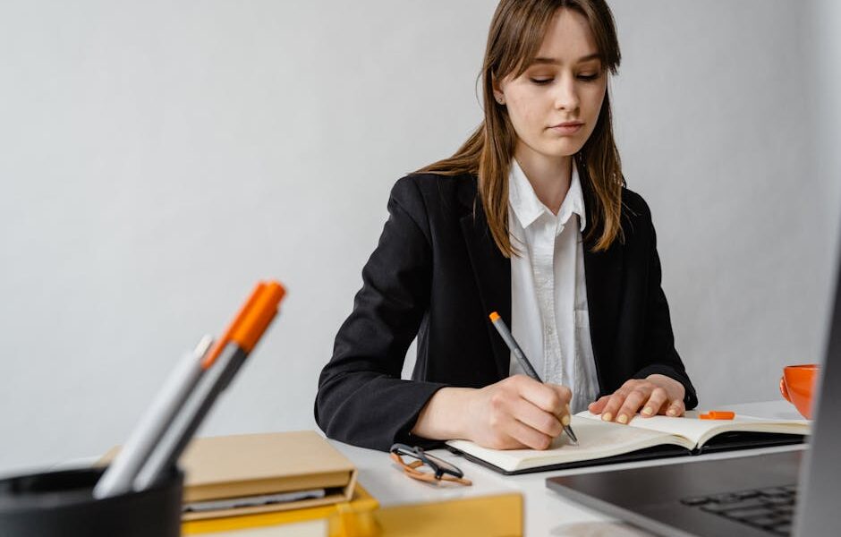 Darmowe zdjęcie z galerii z #wnętrz, biały, biurko - Fot. MART  PRODUCTION