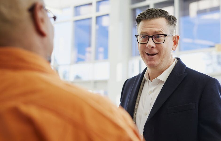 Dwóch Mężczyzn Rozmawia O Ostrości Fotografii - Fot. LinkedIn Sales Navigator