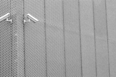 Dwie Szare Kamery Cctv Na ścianie - Fot. Mateusz Chodakowski