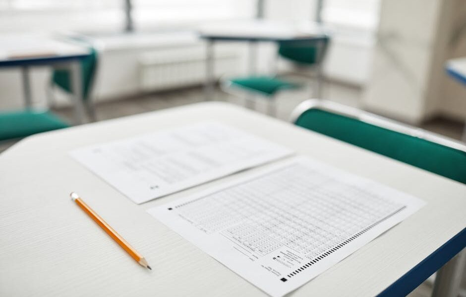 Darmowe zdjęcie z galerii z akademicki, biurko, biurko w klasie - Fot. Andy Barbour