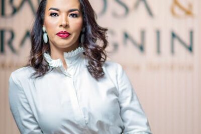 Darmowe zdjęcie z galerii z #wnętrz, akcesoria, biała bluza - Fot. Lorena Barbosa Ragagnin