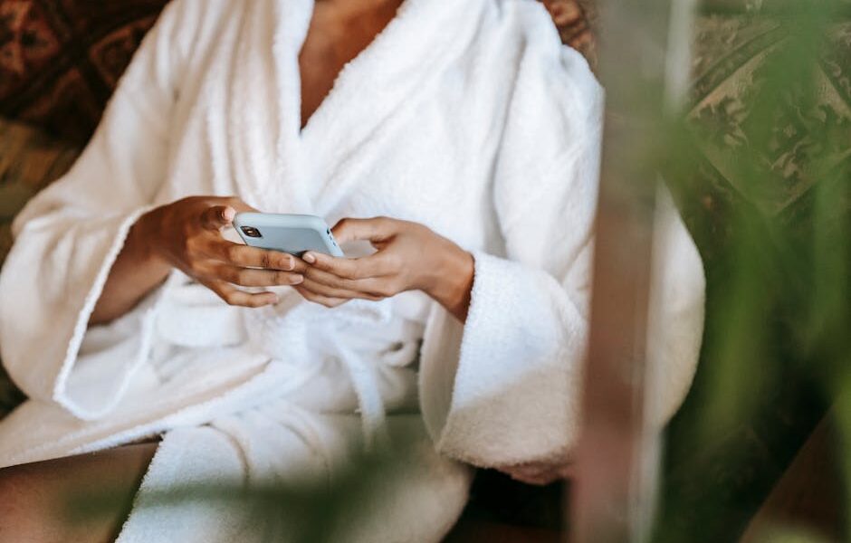 Uprawa Etnicznej Kobiety Na Czacie Na Smartfonie W Centrum Spa - Fot. Sora Shimazaki