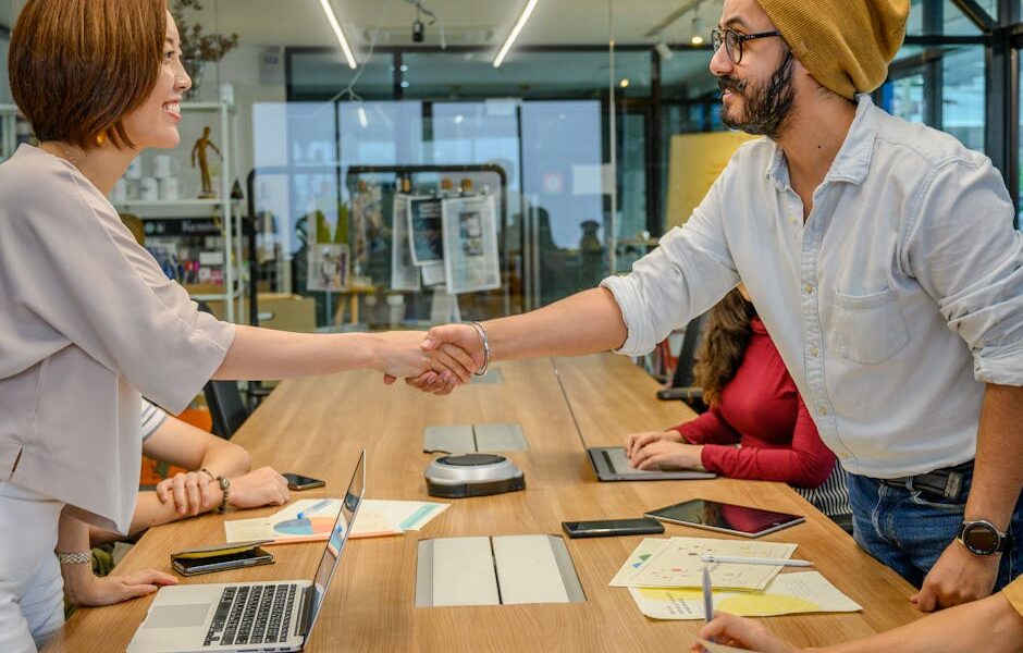 Darmowe zdjęcie z galerii z biuro, biznes, biznesmen - Fot. Ketut Subiyanto