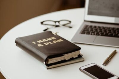 Macbook Pro Obok Silver Iphone 6 Na Białym Okrągłym Stole - Fot. Polina ⠀