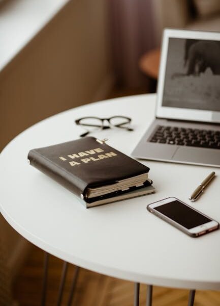 Macbook Pro Obok Silver Iphone 6 Na Białym Okrągłym Stole - Fot. Polina ⠀