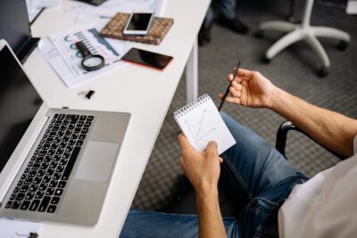 Darmowe zdjęcie z galerii z analizowanie, badania, biurko - Fot. Yan Krukau