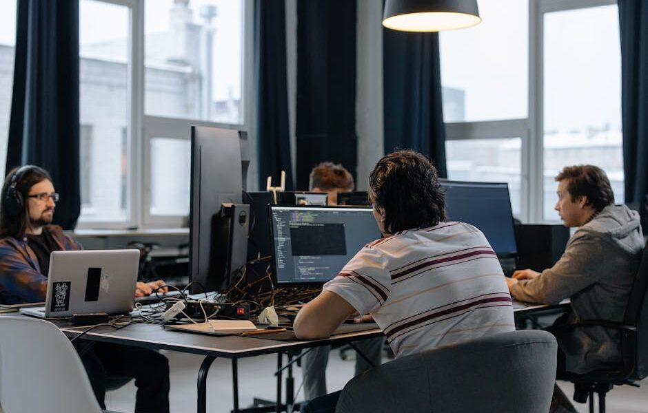 Darmowe zdjęcie z galerii z biuro, biuro startowe, biuro wewnętrzne - Fot. cottonbro studio