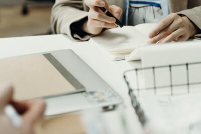 Darmowe zdjęcie z galerii z biurko, biuro, biznes - Fot. cottonbro studio