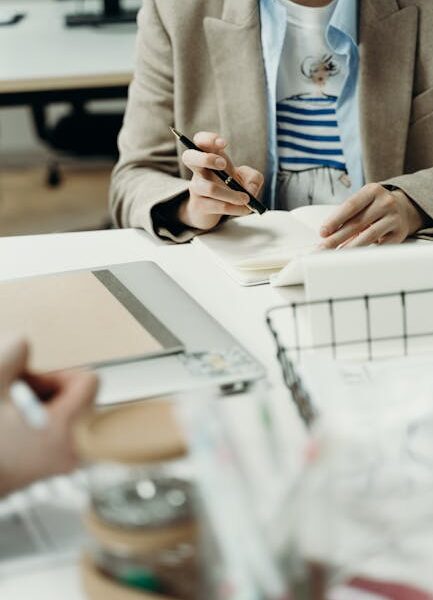 Darmowe zdjęcie z galerii z biurko, biuro, biznes - Fot. cottonbro studio