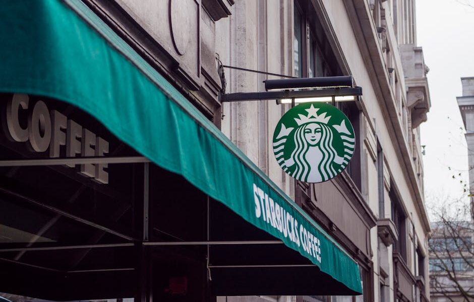 Szyld Starbucks - Fot. Dom J