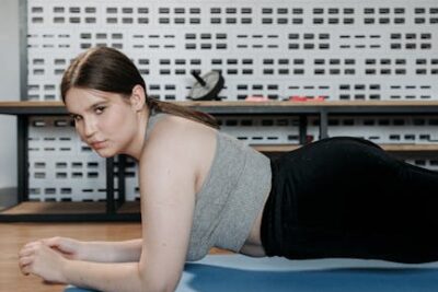 Darmowe zdjęcie z galerii z ab workout, aktywny styl życia, budowanie siły - Fot. Pavel Danilyuk