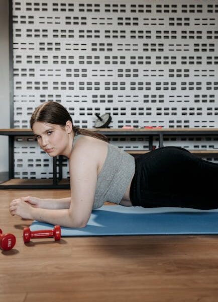 Darmowe zdjęcie z galerii z ab workout, aktywny styl życia, budowanie siły - Fot. Pavel Danilyuk