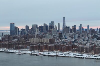 Oszałamiające zdjęcie lotnicze panoramy Manhattanu pokrytej śniegiem zimą i ukazujące kultowe wieżowce. - Fot. iVes Winzy