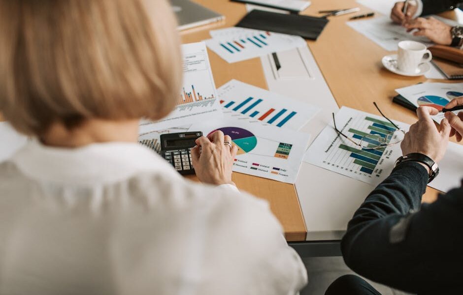 Darmowe zdjęcie z galerii z analiza biznesowa, analiza wykresu, biuro - Fot. Vlada Karpovich