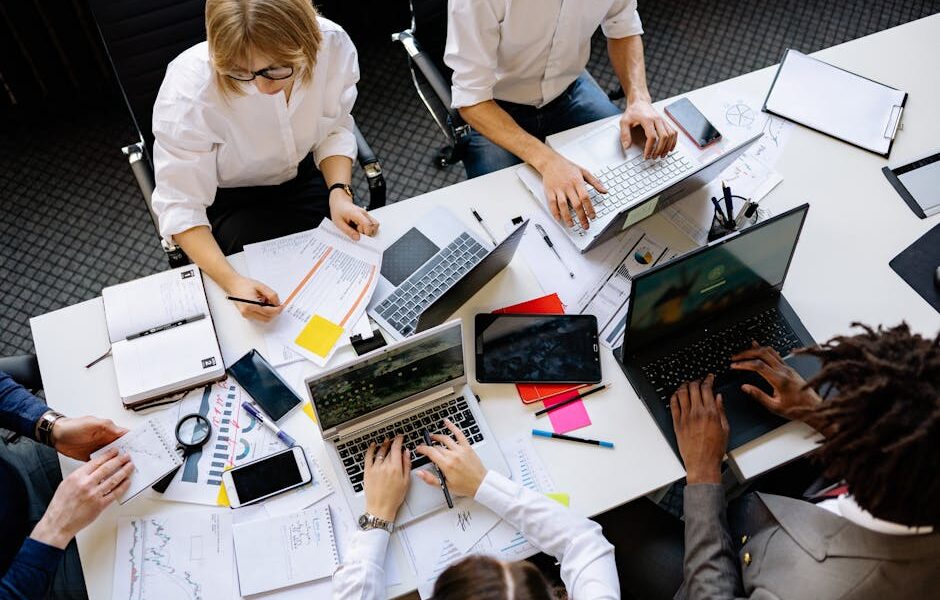 Darmowe zdjęcie z galerii z #wnętrz, analizowanie, badania - Fot. Yan Krukau