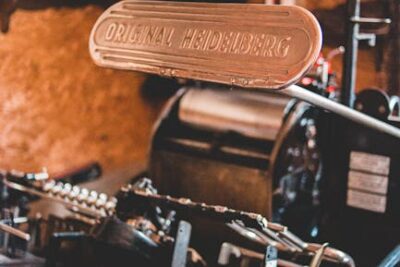 Darmowe zdjęcie z galerii z #wnętrz, druk wypukły, heidelberg - Fot. Erik Mclean