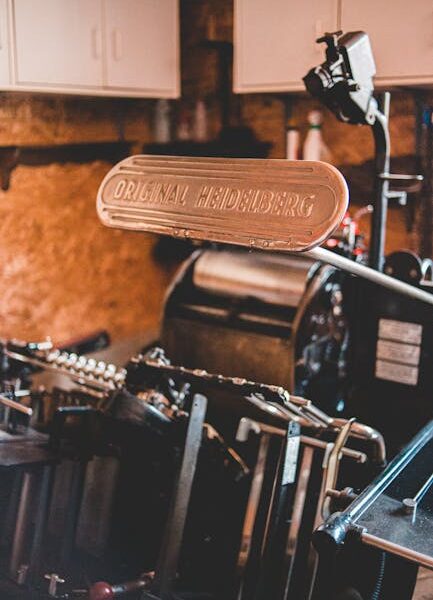 Darmowe zdjęcie z galerii z #wnętrz, druk wypukły, heidelberg - Fot. Erik Mclean