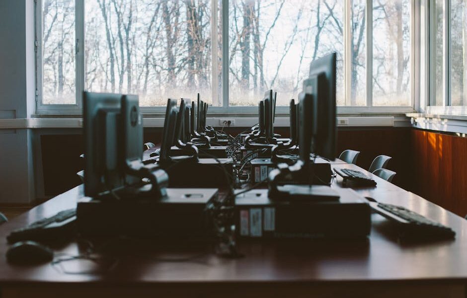 Zdjęcie Komputerów W Pobliżu Okna - Fot. Polina Zimmerman