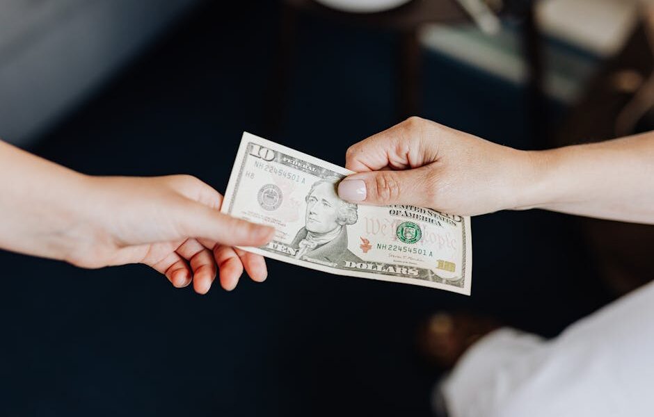 Darmowe zdjęcie z galerii z amerykańskie pieniądze, banknot jednodolarowy, czubek - Fot. www.kaboompics.com