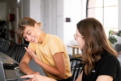 Zdjęcie Kobiety O Rozmowie - Fot. Canva Studio