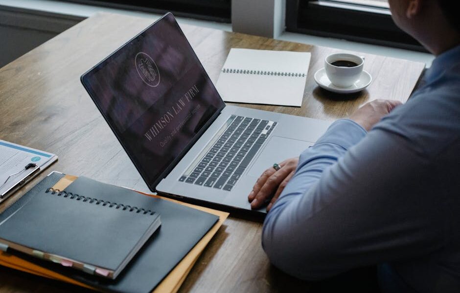 Mężczyzna Przedsiębiorca Pracuje Na Laptopie W Miejscu Pracy - Fot. Sora Shimazaki