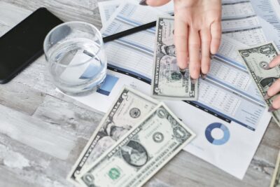 Darmowe zdjęcie z galerii z analiza finansowa, asygnowanie, banknoty dolarowe - Fot. Mikhail Nilov