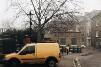 Żółty Minivan Zaparkowany W Pobliżu Nagiego Drzewa - Fot. Lina Kivaka