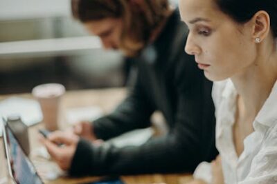 Kobieta Za Pomocą Laptopa - Fot. cottonbro studio