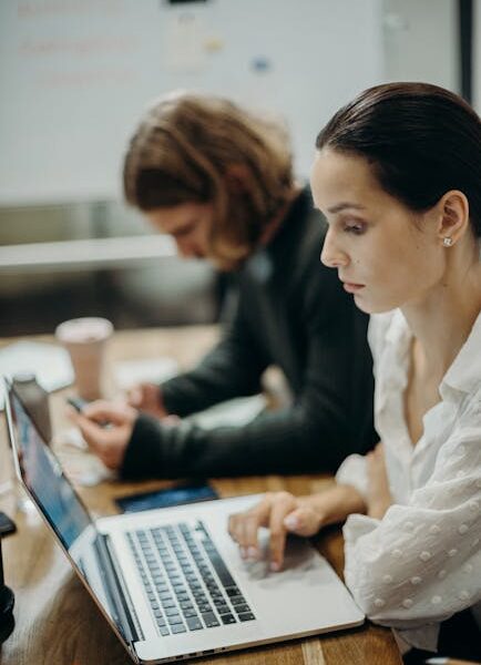 Kobieta Za Pomocą Laptopa - Fot. cottonbro studio