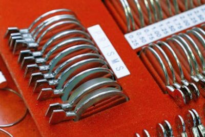 Rowkowane Metalowe Okulary I Stół Pomiarowy Na Czerwonej Powierzchni - Fot. Anna Shvets