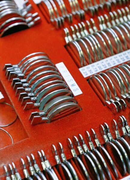 Rowkowane Metalowe Okulary I Stół Pomiarowy Na Czerwonej Powierzchni - Fot. Anna Shvets