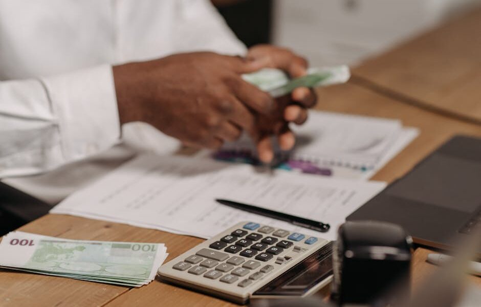 Darmowe zdjęcie z galerii z analiza finansowa, asygnowanie, banknoty - Fot. Pavel Danilyuk