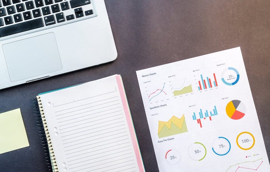 Macbook Pro Oprócz Notatnika Spiralnego - Fot. Lukas Blazek